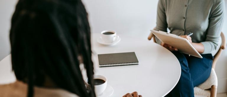 Une femme discute des résultats avec un client