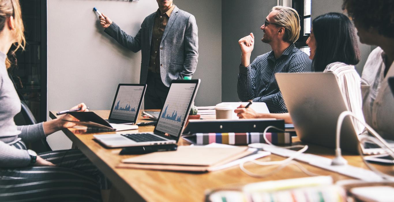 Groupe de professionnels assis à un bureau