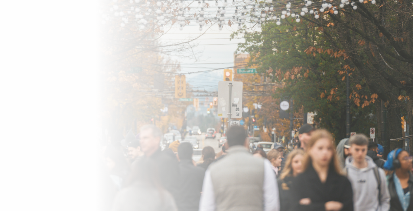 Personnes marchant dans une rue animée en automne