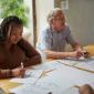 Assis autour d'une table pour discuter de plaidoyer